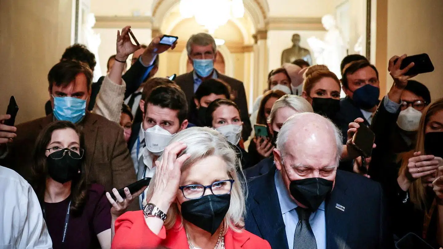 Liz Cheney med sin far, den tidligere vicepræsident Dick Cheney, på vej ud af Kongressen 6. januar 2022.