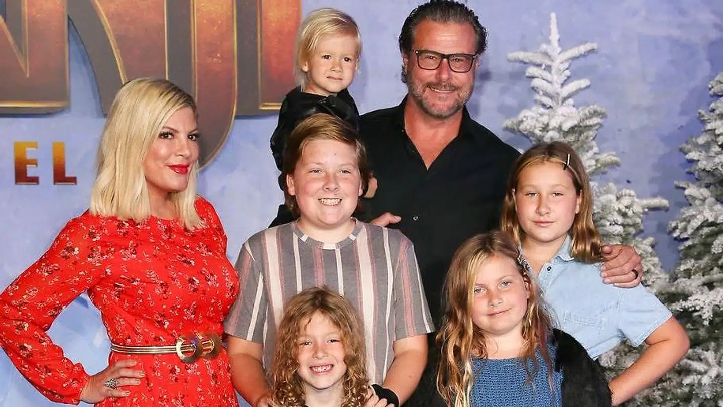 Tori Spelling sammen med ægtemanden Dean McDermott og deres fem fælles børn.