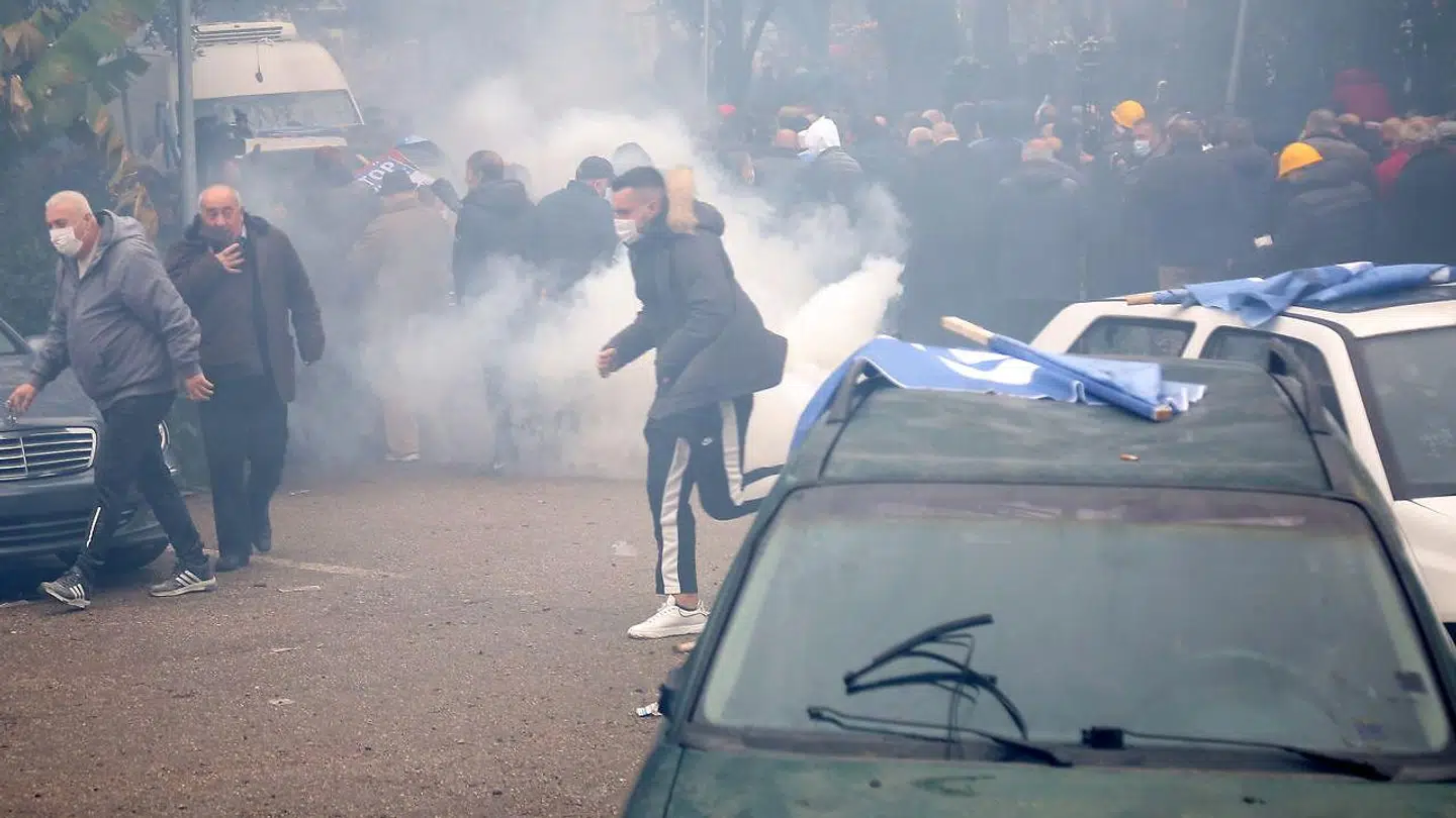 Mange demonstranter i Tirana er anholdt, efter tidligere premierministers tilhængere prøver at storme parti.