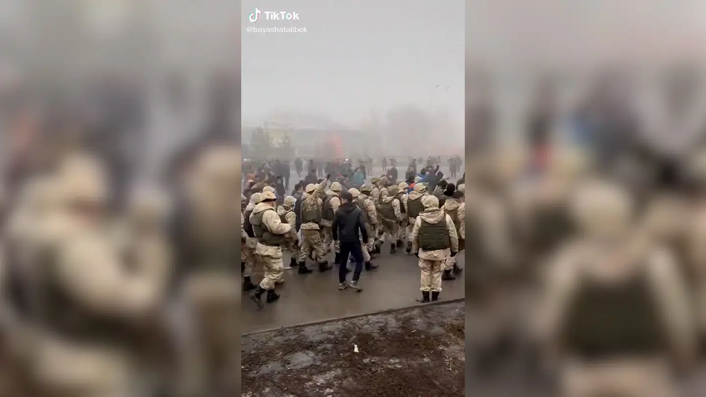 Video af medlemmer af den kasakhiske Nationalgarde, som angiveligt nedlagde deres våben og deltog i demonstrationen mod regimet.
