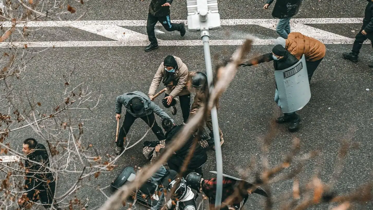 Demonstranter i sammenstød med sikkerhedsstyrker i Almaty, Kasakhstan.