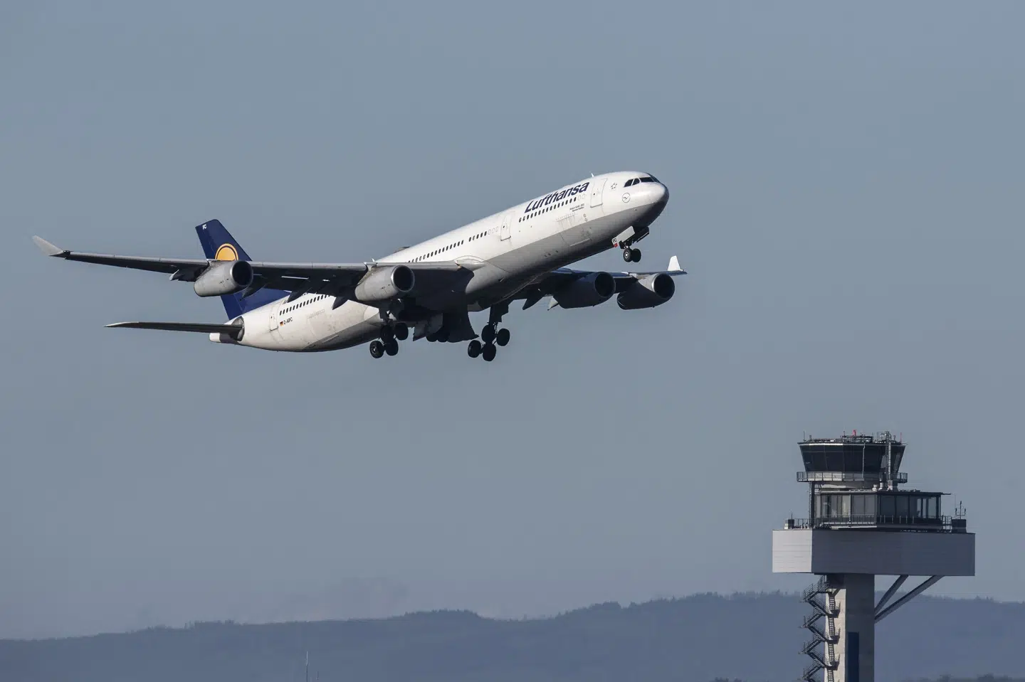 Det tyske luftfartsselskab Lufthansa Group forventer at måtte flyve 18.000 halv- og heltomme ture over vinteren med de nuværende EU-reguleringer. (Arkivfoto) Boris Roessler/Ritzau Scanpix