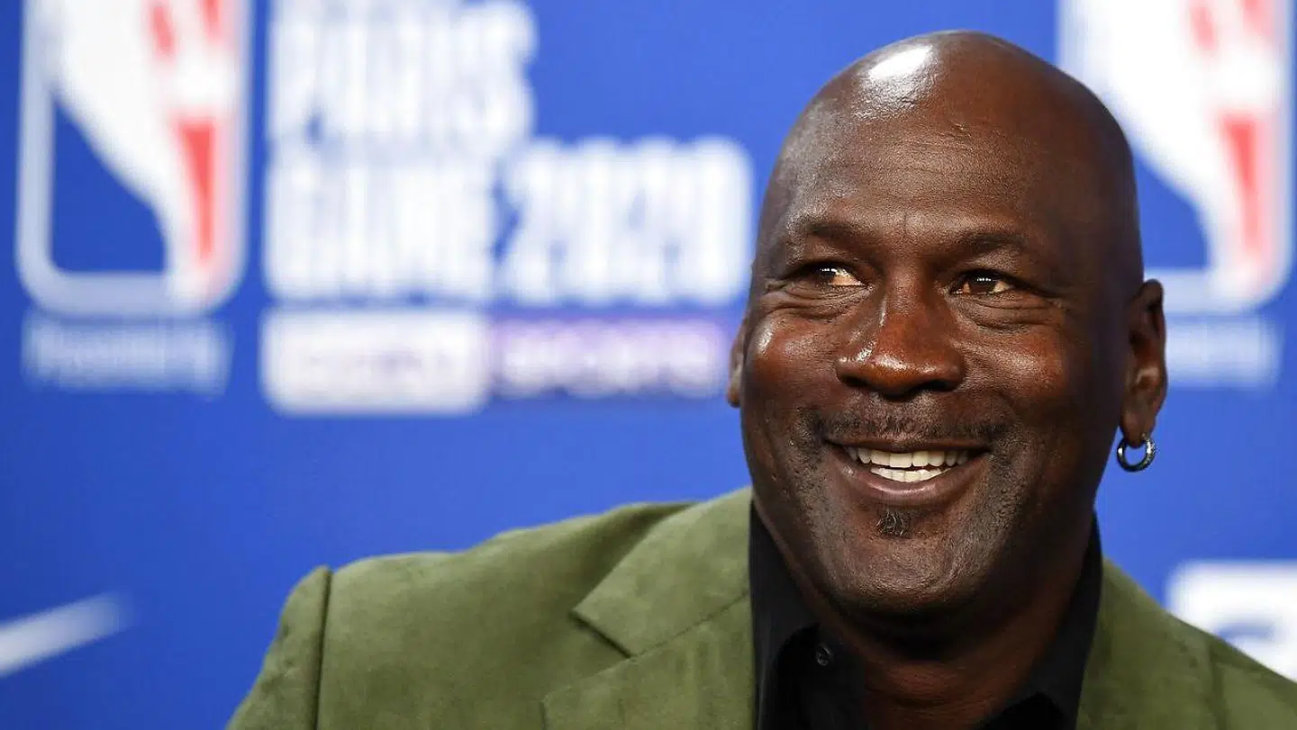 Ikke overraskende er det Michael Jordan, der topper listen over verdens rigeste sportsfolk. Formuen er kommet via hans basketkarriere samt han skokollektion, han har lavet med Nike.