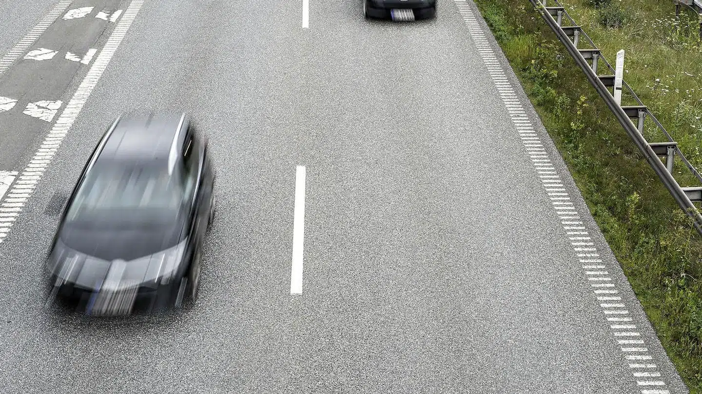 En bil rullede rundt flere gange og endte på en mark som følge af glat føre. Arkivfoto. (Foto: Henning Bagger/Ritzau Scanpix)