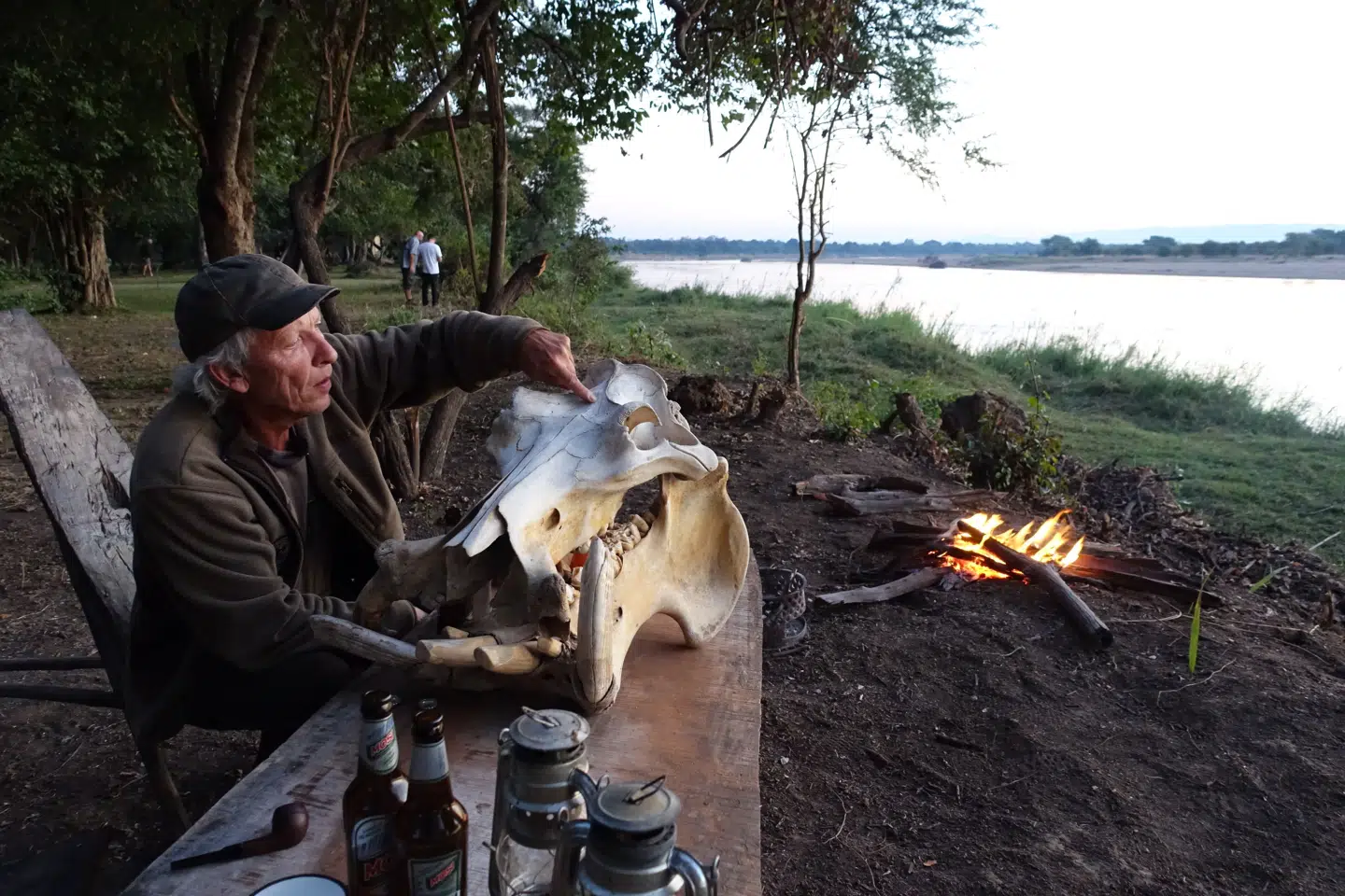 Jørgen Skouboe i et billede fra afsnittet, hvor han og Nikolaj Kirk nedlægger en flodhest i Zambia.