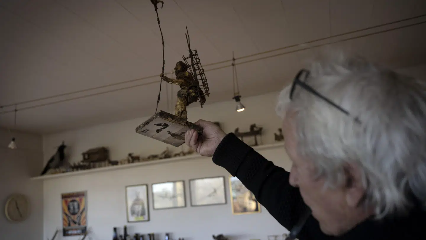Jørgen Skouboe viser nogle af de figurer frem, han selv har bygget.