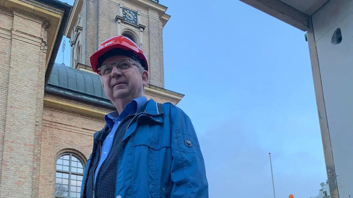 Jens Christian Pedersen står i det, der skal blive til menighedshuset, og hvor det 1,5 mio. kr. dyre hul nu er fyldt ud og støbt. Økonomien ved han ikke, hvordan skal hænge sammen: »Kommunen burde betale for den fadæse, de har lavet.« Foto: Simon Brix Frederiksen