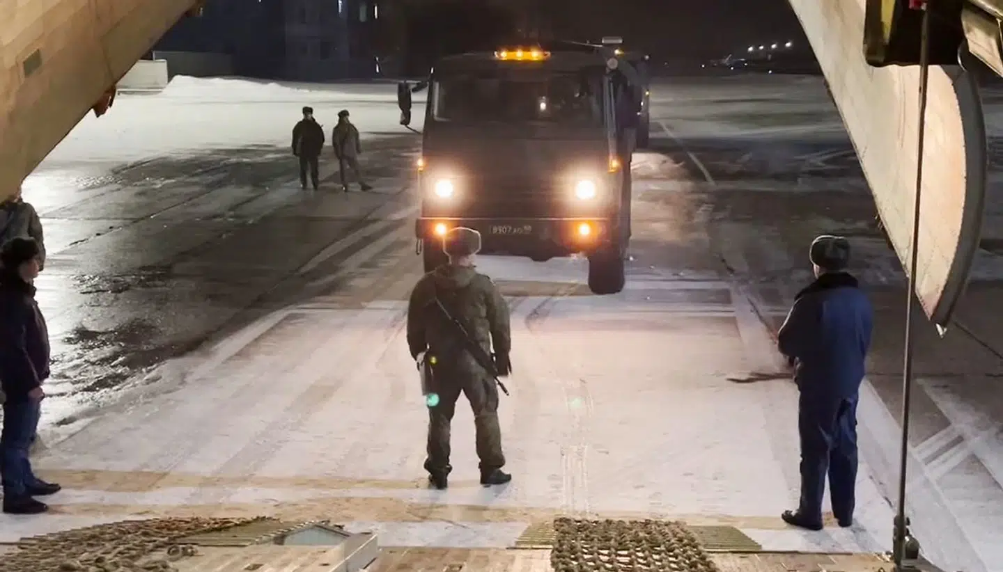 70 fly har i døgndrift fløjet soldater og materiel fra Rusland til Kasakhstan.