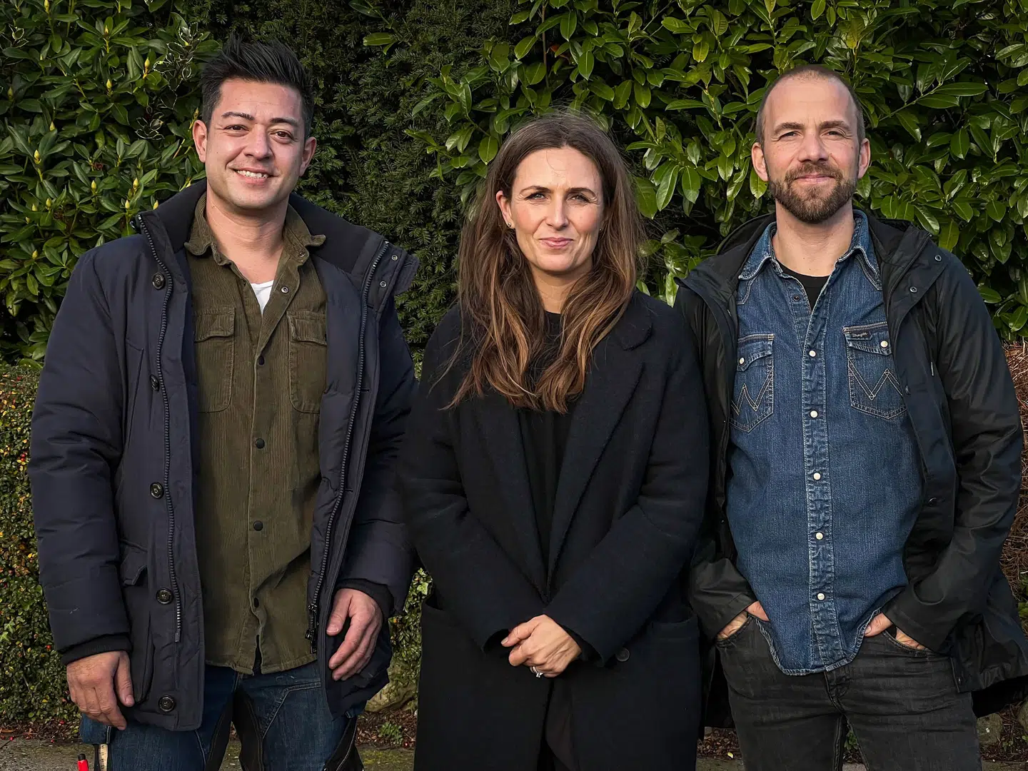 Dennis Lindequist, Line Frank og Søren Vester er trekløveret, der sammen med venner og familie hver uge hjælper trængte boligsælgere med at gøre deres bolig mere slagbar. Foto DR