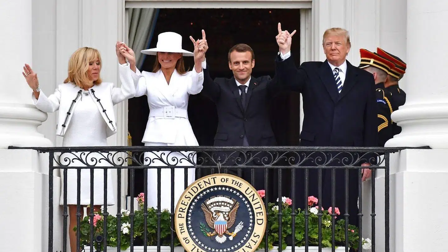 Sådan så det ud i 2018, da det amerikanske præsidentpar fik besøg fra Frankrig. Det er denne hvide hat, Melania Trump bærer, der nu sættes til salg.