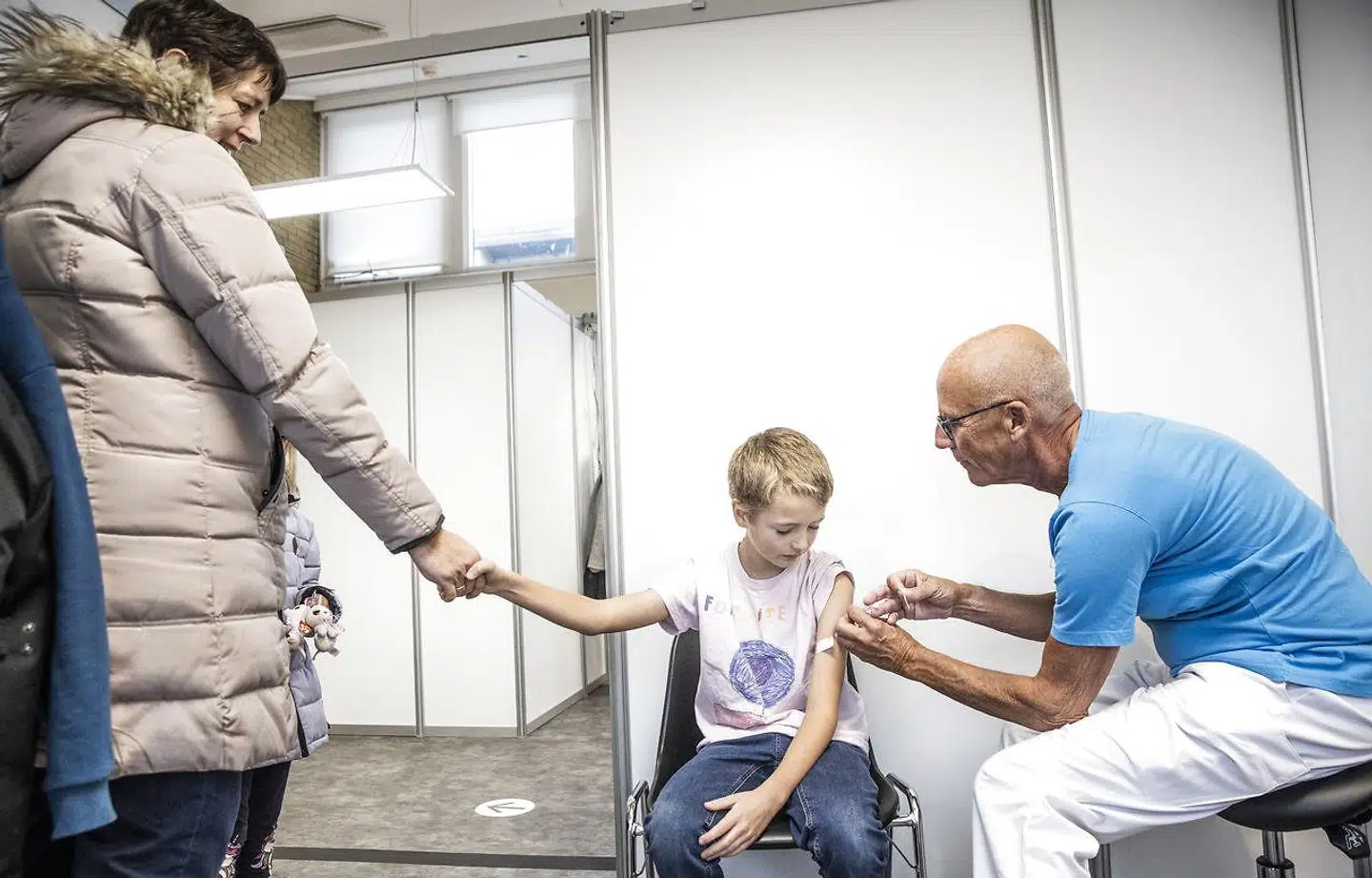 Hehjemme er børn på 5-11 år i gang med at blive vaccineret med deres første og andet stik. Her er det Mikkel Ole Henriksen på ti år, der modtager vaccinen.