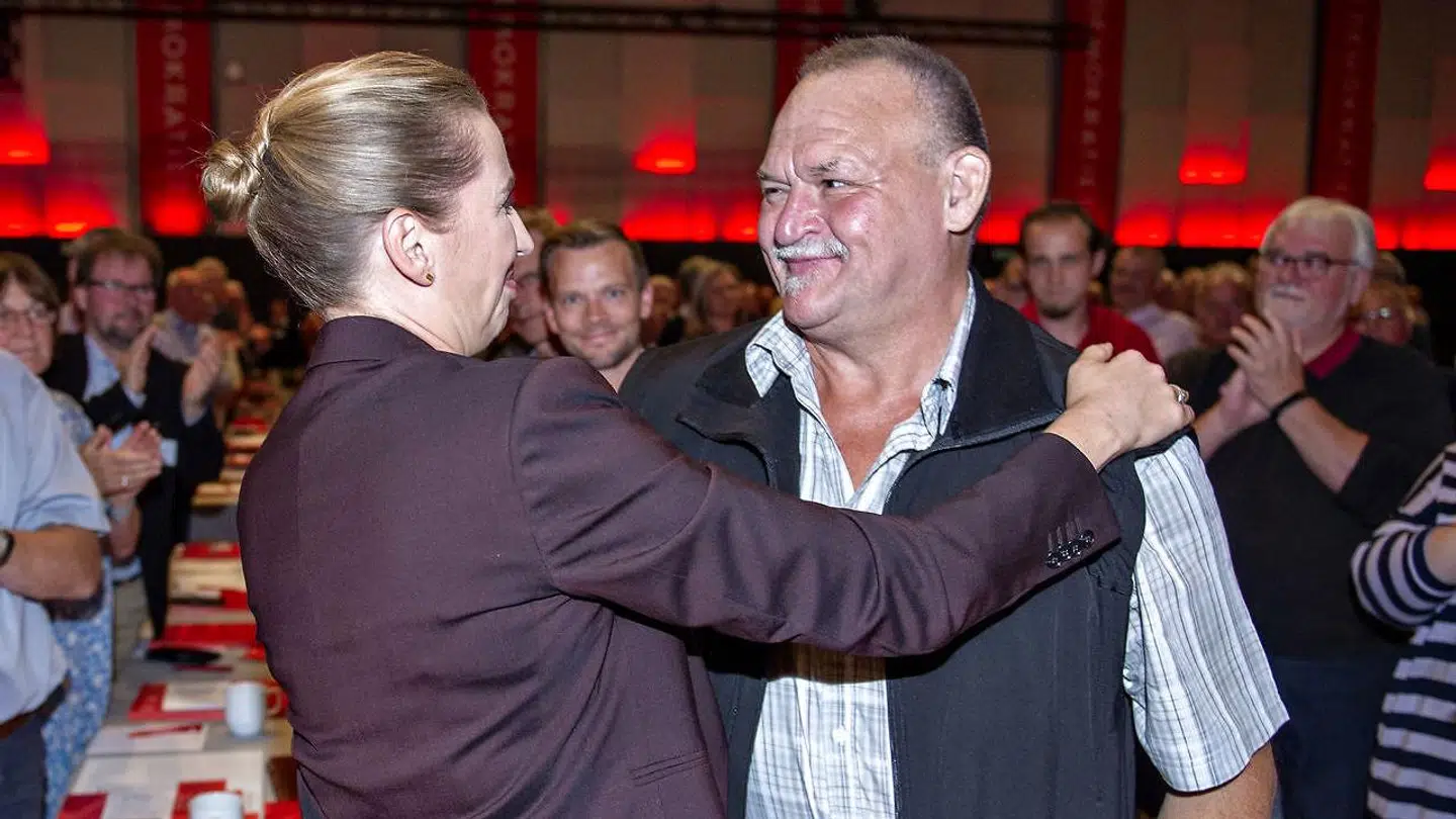 Socialdemokratiets formand, statsminister Mette Frederiksen, hilser på Arne efter hendes tale under Socialdemokratiets kongres i Aalborg Kongres og Kulturcenter, lørdag 14. september 2019. (Foto: Henning Bagger/Scanpix 2019)