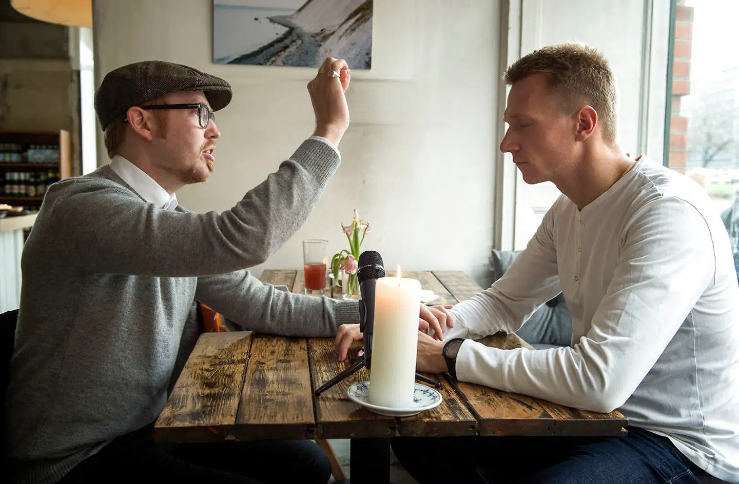 Tv-vært og manipulator Jan Hellesøe igang med en hypnose.