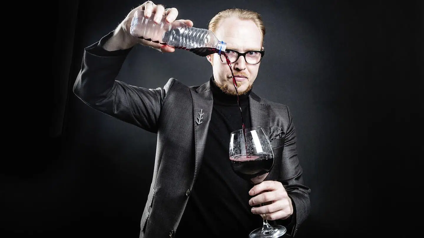 Jan Hellesøe er manipulator og manden bag programserien 'Fuckr med dn hjrne', som kørte på DR3. Han mener selv, at Jesus er den hidtil største manipulator, som endnu har levet. Her laver Jan Hellesøe selv vand om til vin.