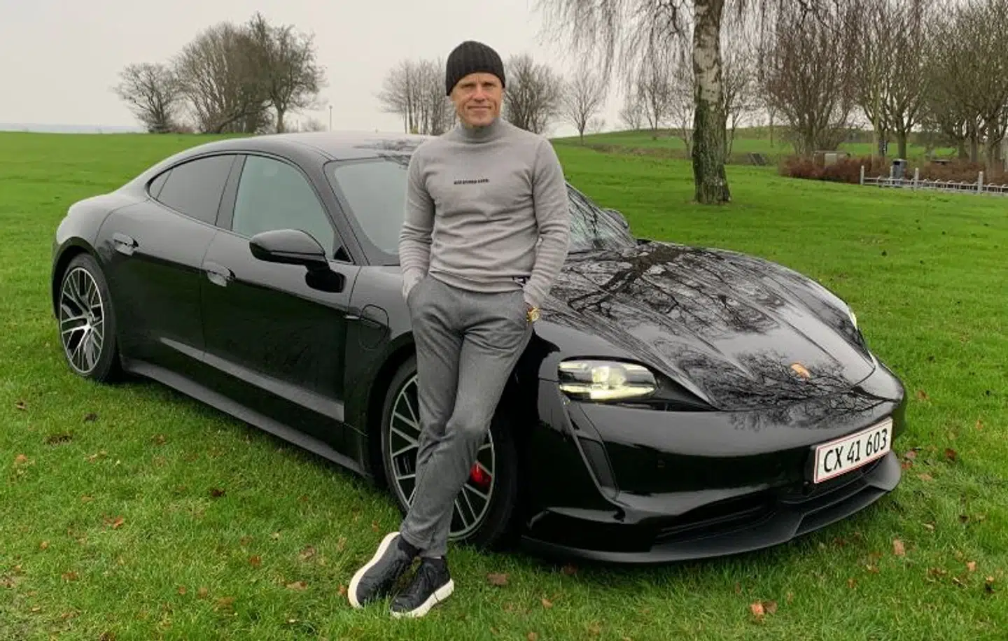 Karsten Viuf ejer en Porsche Taycan, der kører tre kilometer pr. kWh. Han oplader sin bil om natten og sparer dermed mange tusinde kroner. Privatfoto
