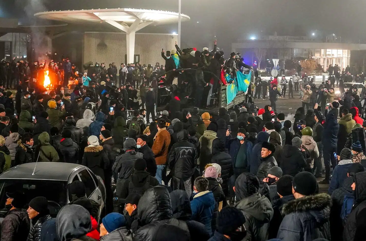Demonstranter i Almaty, 5. januar. Både borgmesterens kontor og præsidentpaladset blev sat i brand.