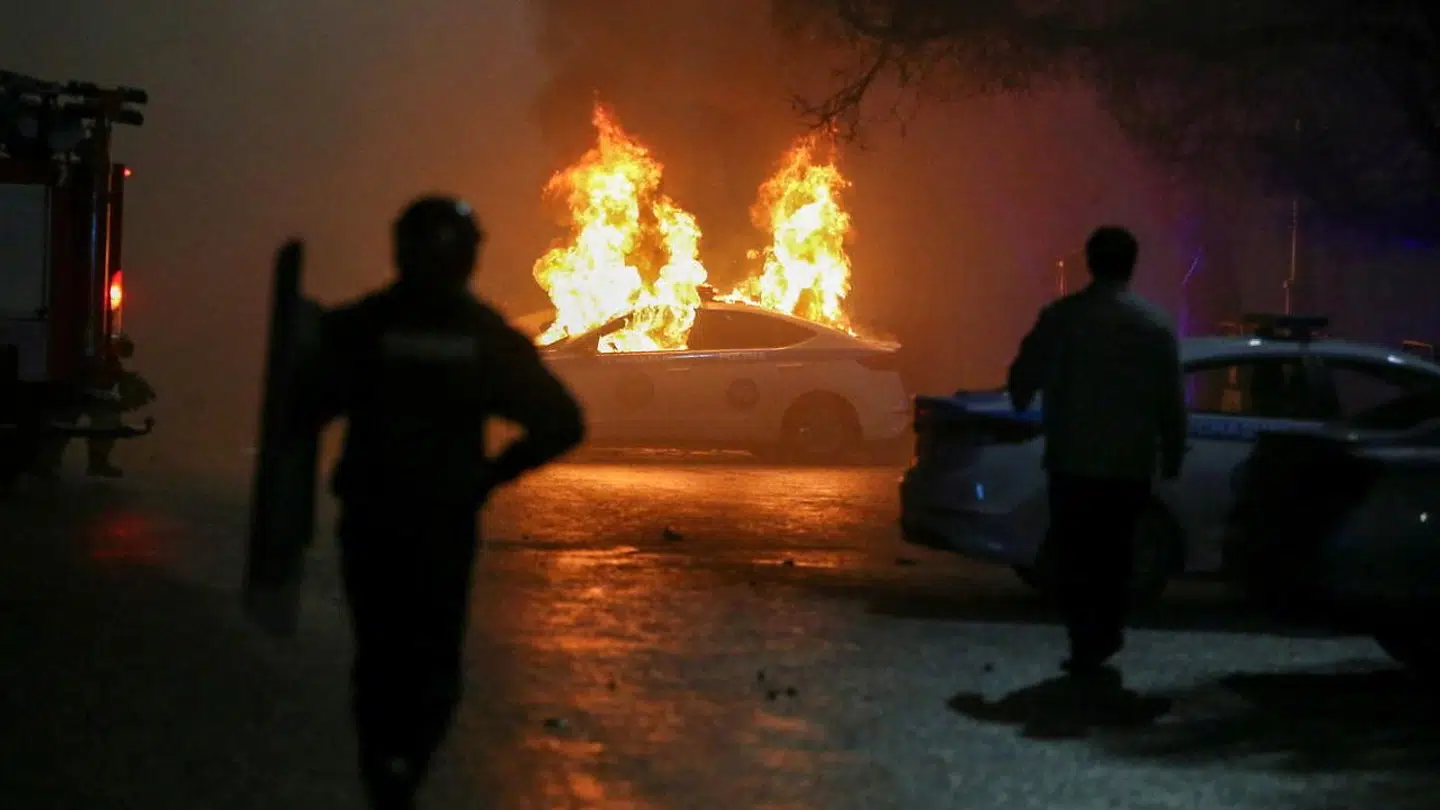 En brændende politibil onsdag aften.