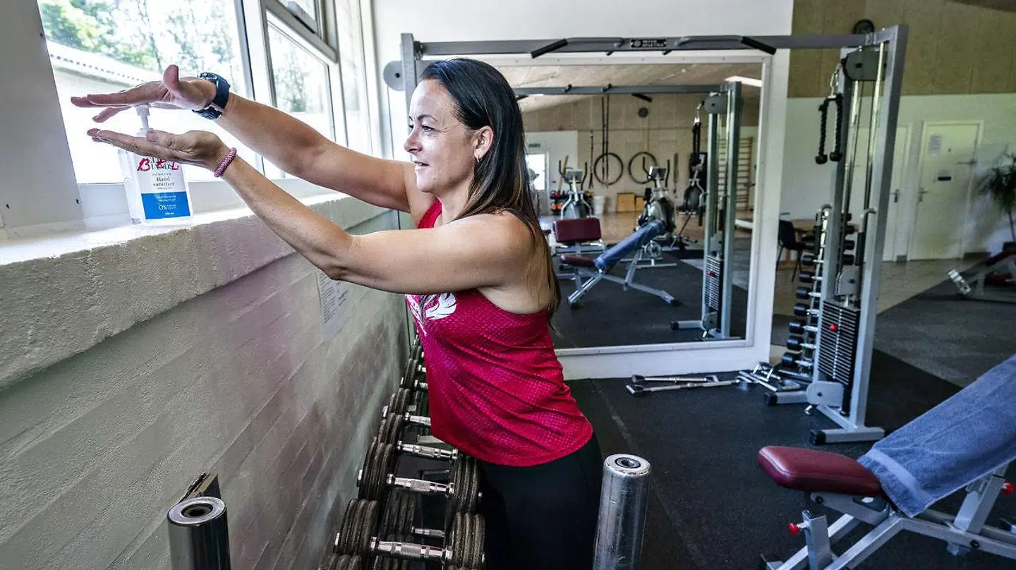 Afspritning af udstyr og hænder er noget af det, der er med til at sikre, at fitnesscentrene fortsat kan holde åbent trods coronasmitte.