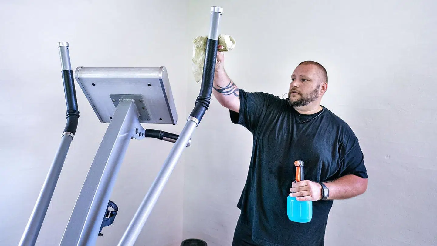 I forbindelse med coronaepidemien er det blevet mere normalt at huske at spritte udstyr af, efter man har brugt det i fitnesscentret