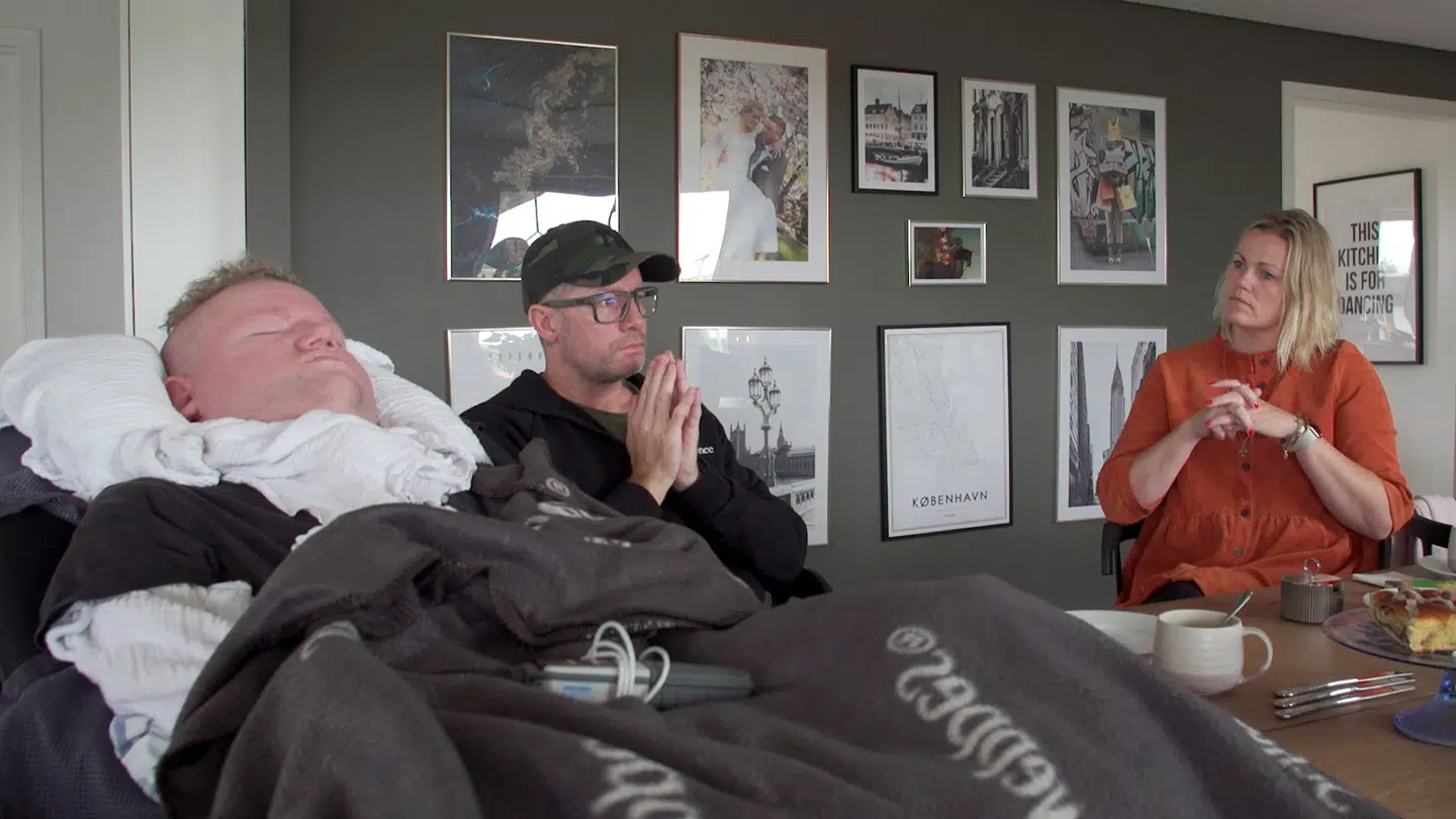 I ti år har William ligget hjælpeløs i sin rullestol. Hans mor og far er uenige om, hvad der er bedst for ham. At leve eller dø. Foto DR.