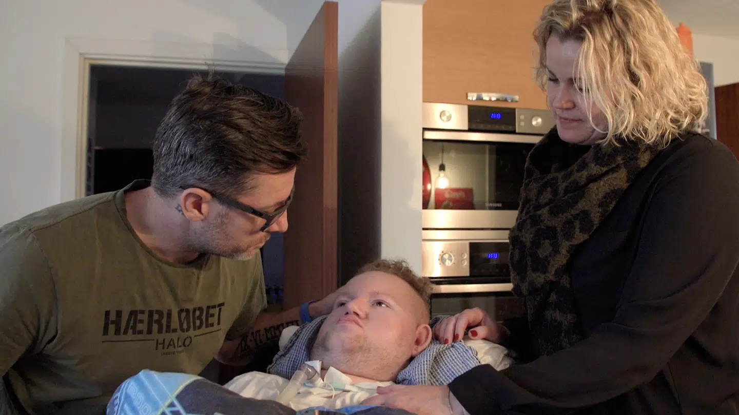 William blev hjerneskadet for ti år siden. Hans forældre passer ham, men hvor længe de skal blive ved, er de ikke enige om. Foto DR.