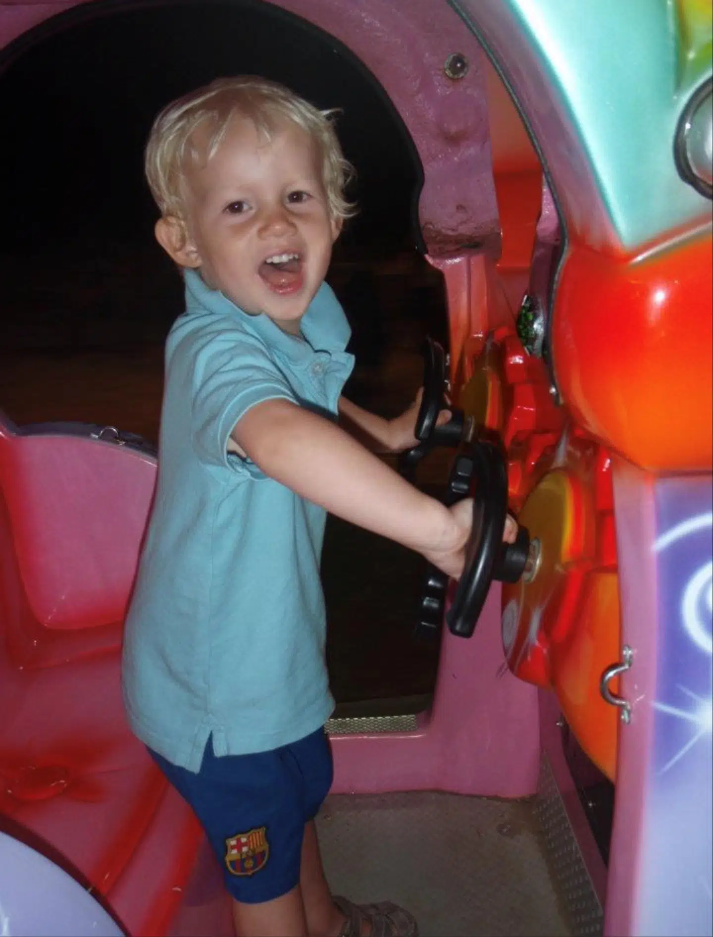 William var vild med biler og traktorer og Tivoli. Her er han, før han blev syg. Privatfoto