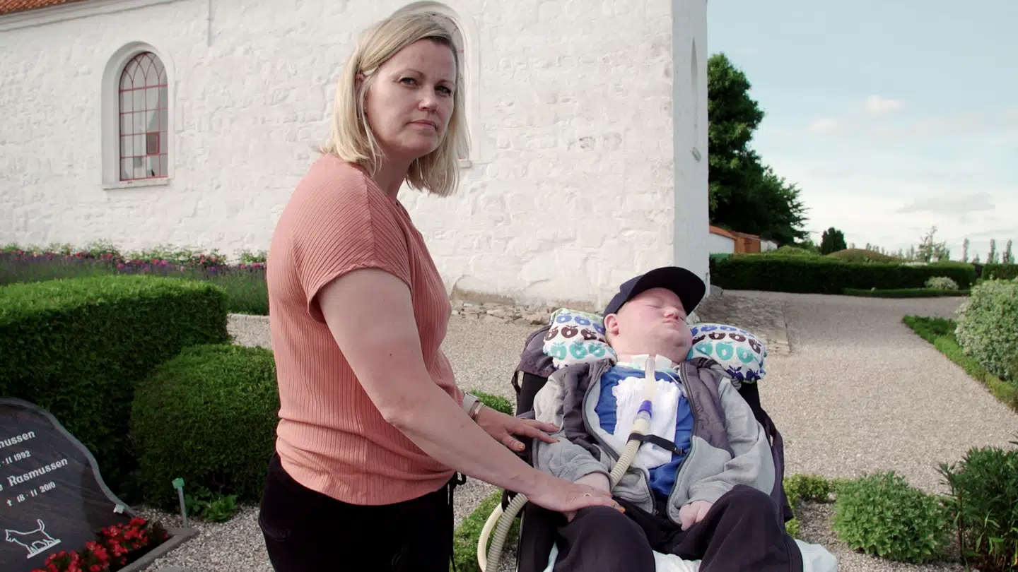 Maria har reserveret plads på kirkegården til sin hjerneskadede søn. Han skal ligge ved siden af sin morfar, men indtil videre siger Williams far nej. Foto DR.