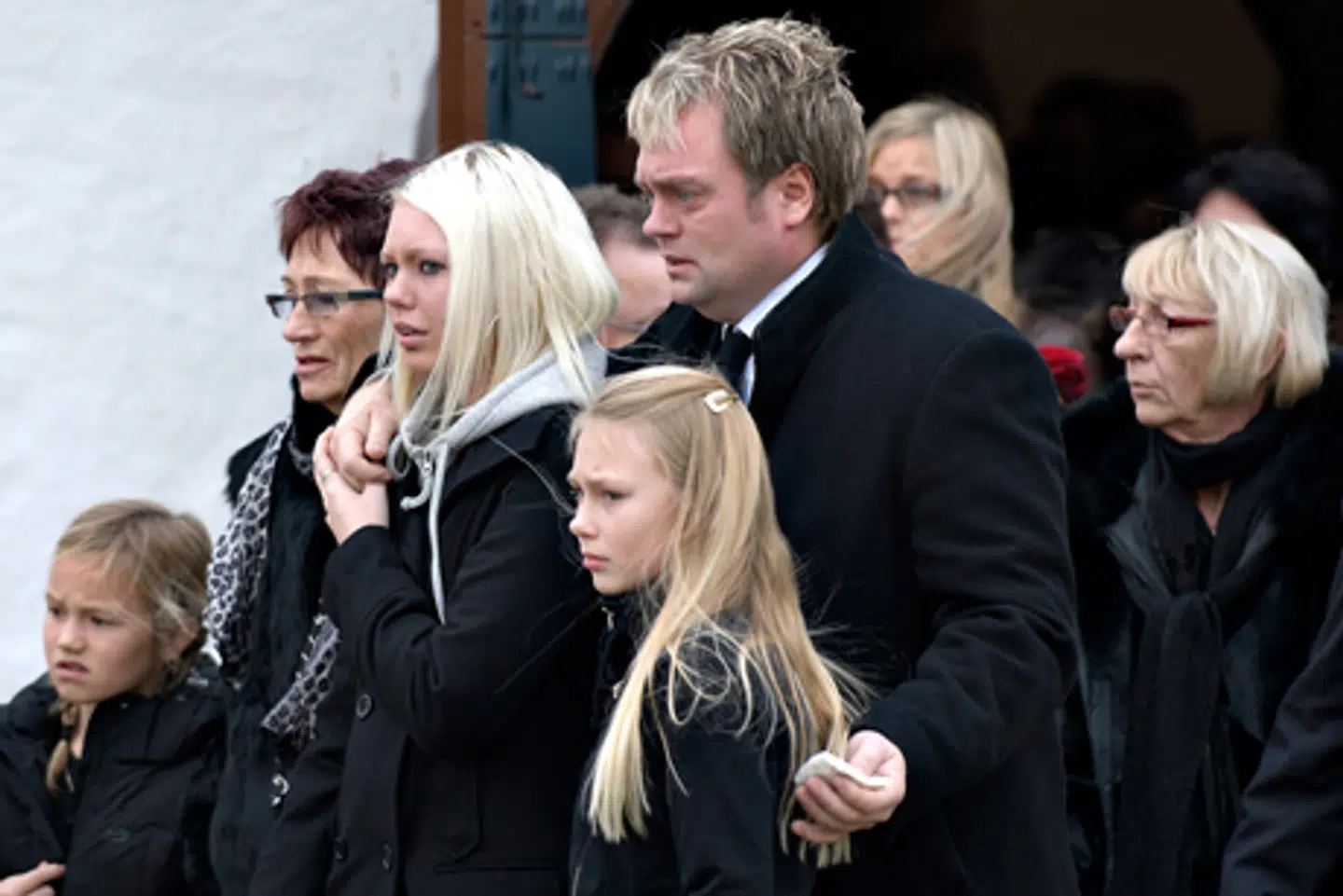 Helles begravelse i Hurup Kirke. Johnny Hansen trøster døtrene Cecilie og Caroline.