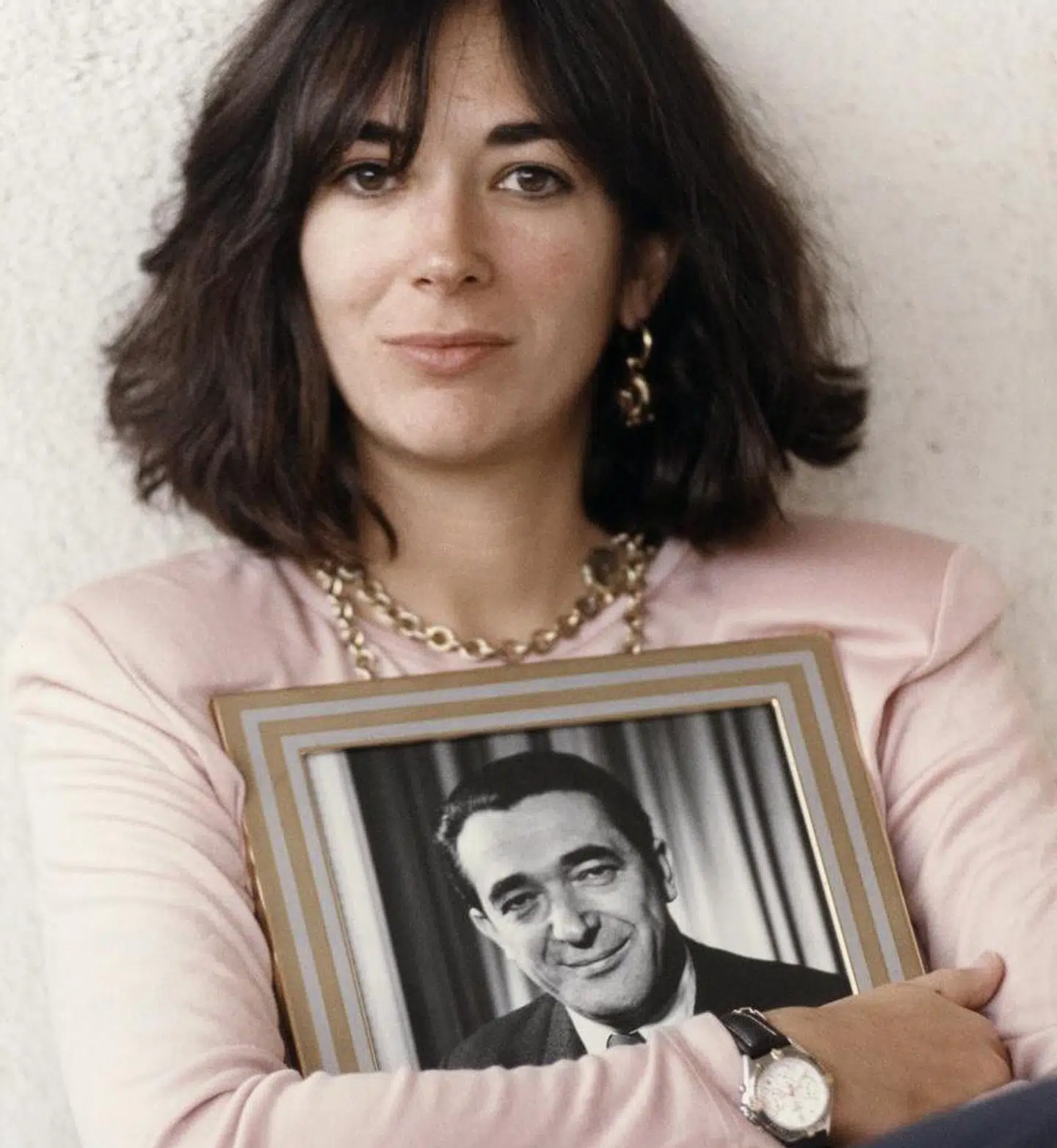 Ghislaine Maxwell holder et billede af sin nu afdøde far, rigmanden Robert Maxwell.