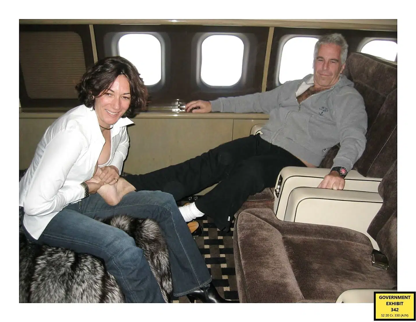 Ghislaine Maxwell giver Jeffrey epstein fodmassage ombord på hans privatfly, der fik kældenavnet lolitaekspressen