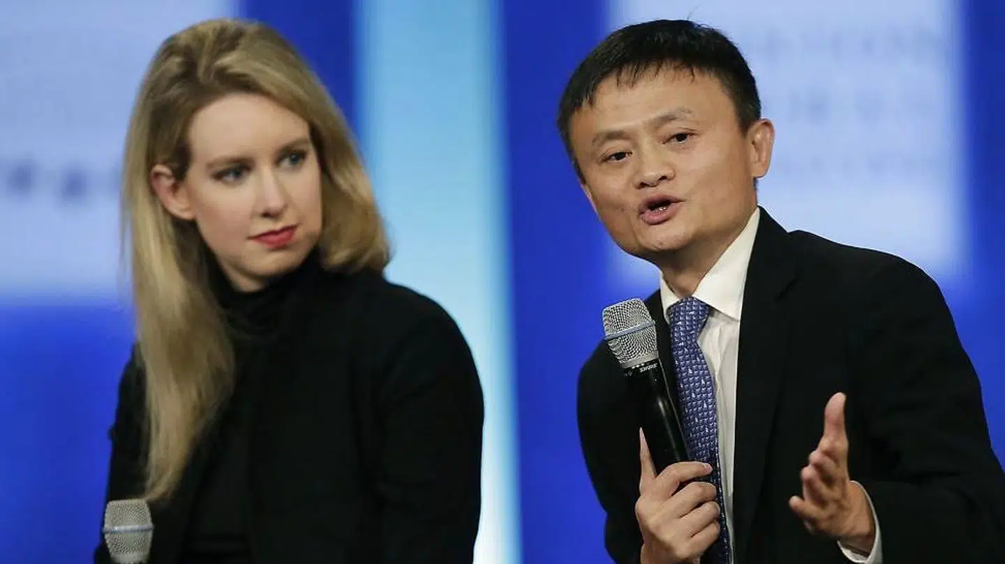 Elizabeth Holmes havde stor opbakning fra alverdens forretningsfolk - inden Therano viste sig at være et svindelfirma. Her ses hun sammen med Alibaba Groups direktør, Jack Ma.
