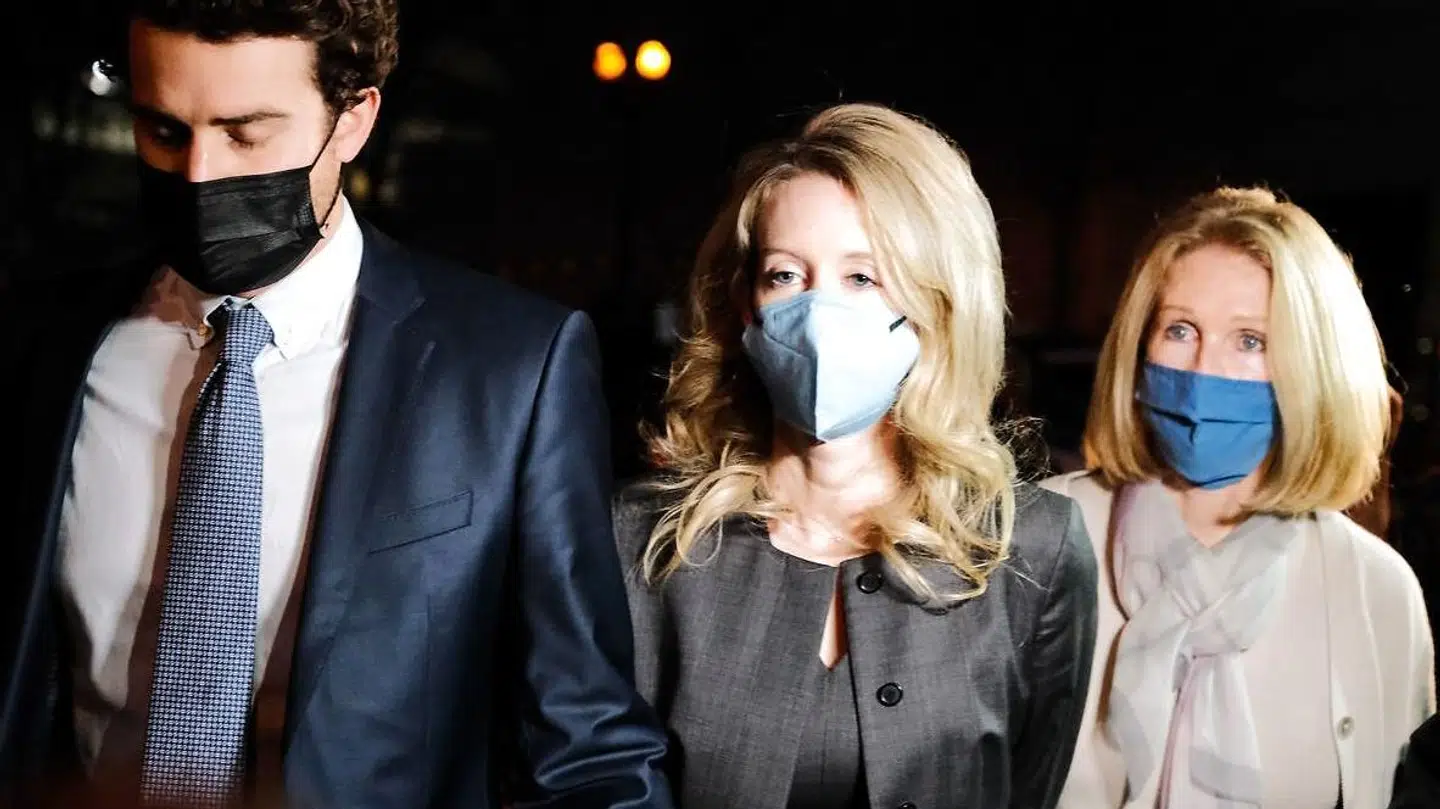 Elizabeth Holmes med sin mand og mor efter dommen den 3. januar.