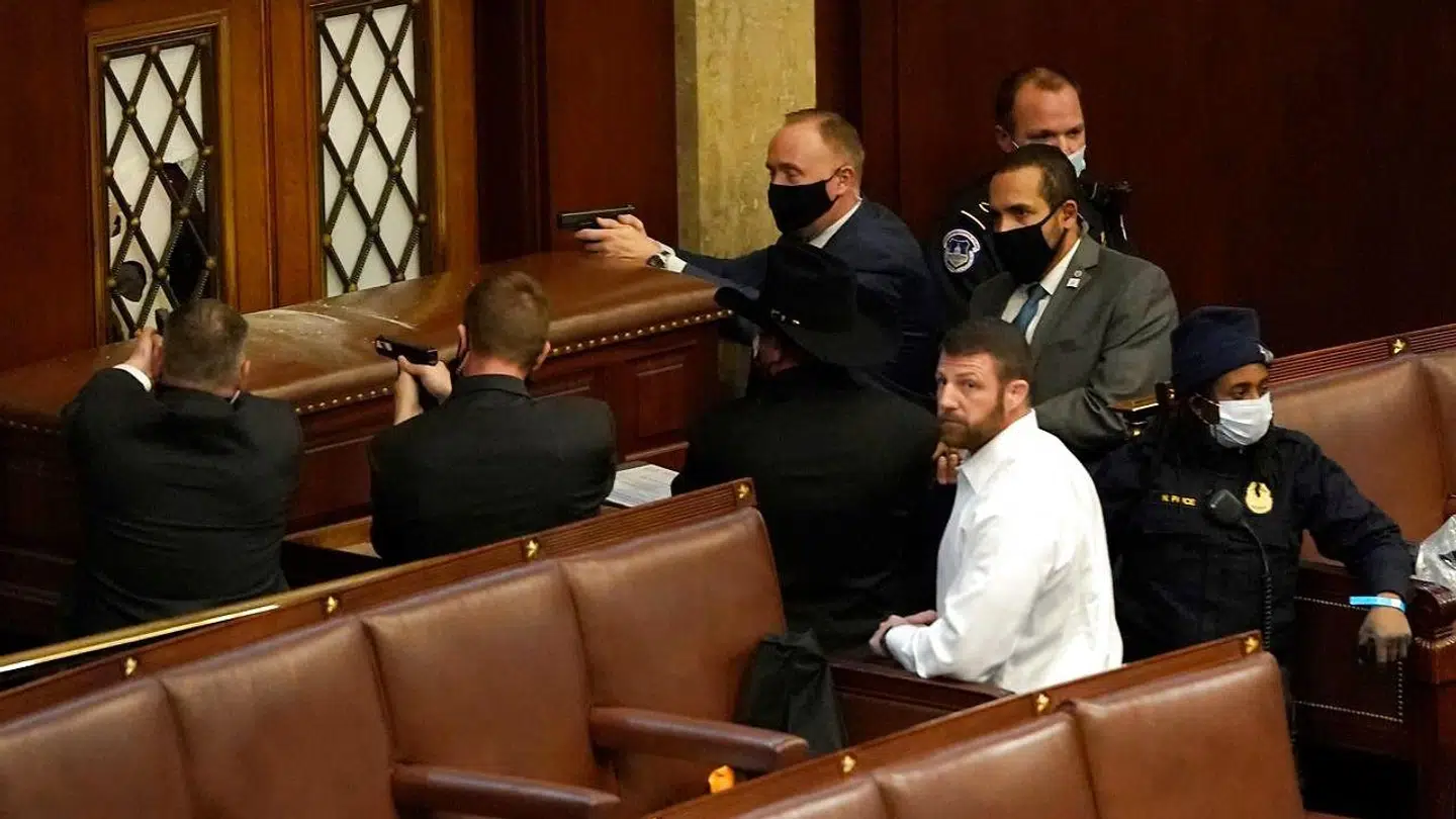 Bevæbnet politi forsøger at holde demonstranter ude af et af kongressens kamre 6. januar 2020.