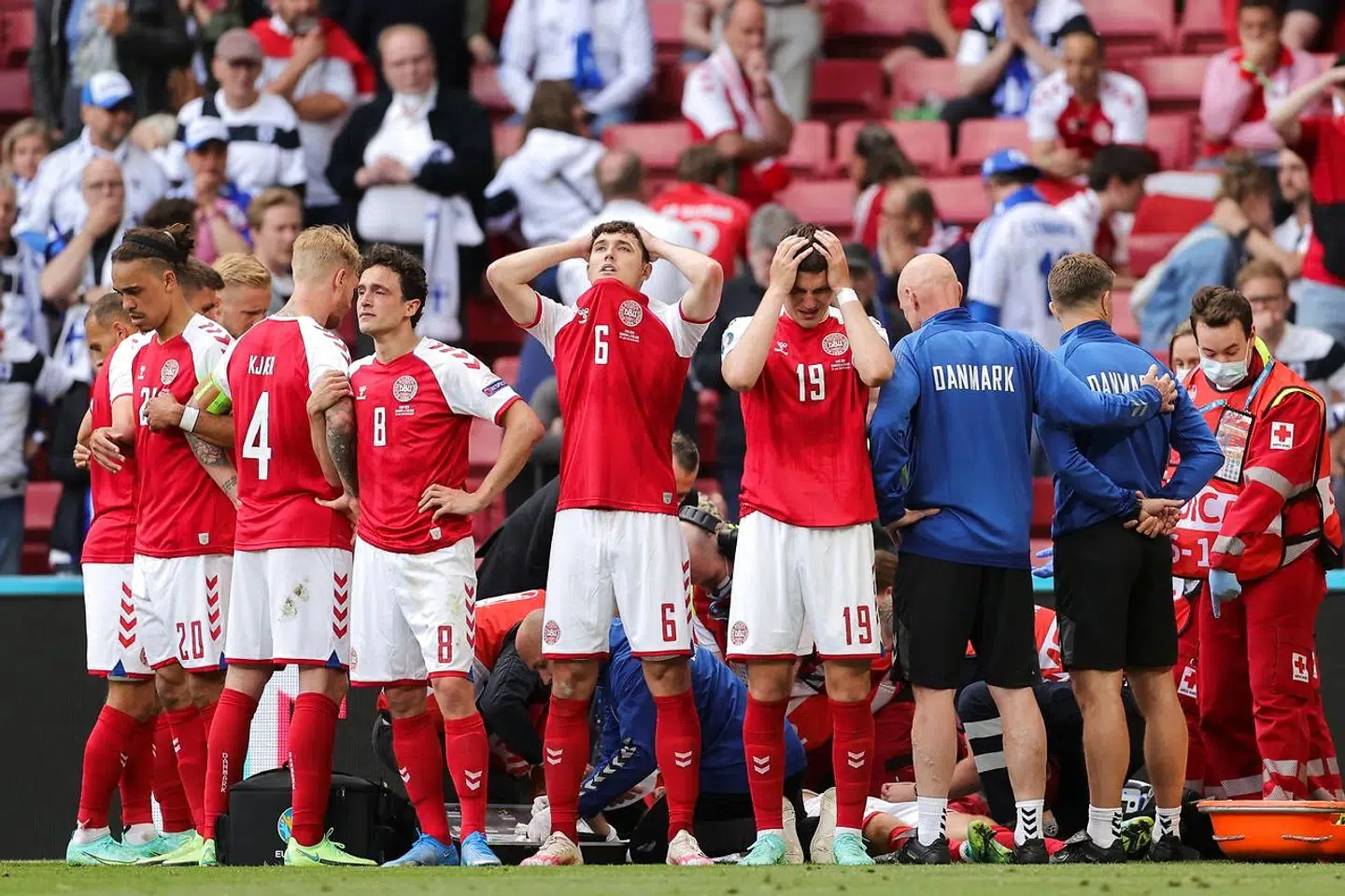 De danske spillere var i chok, da Christian Eriksen faldt om på Parkens græstæppe mod Finland.