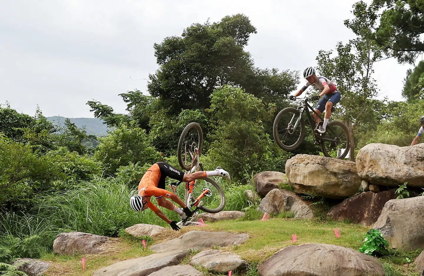 Mathieu van der Poel styrtede ved OL i Tokyo i sommer, hvilket forværrede rygsmerterne.