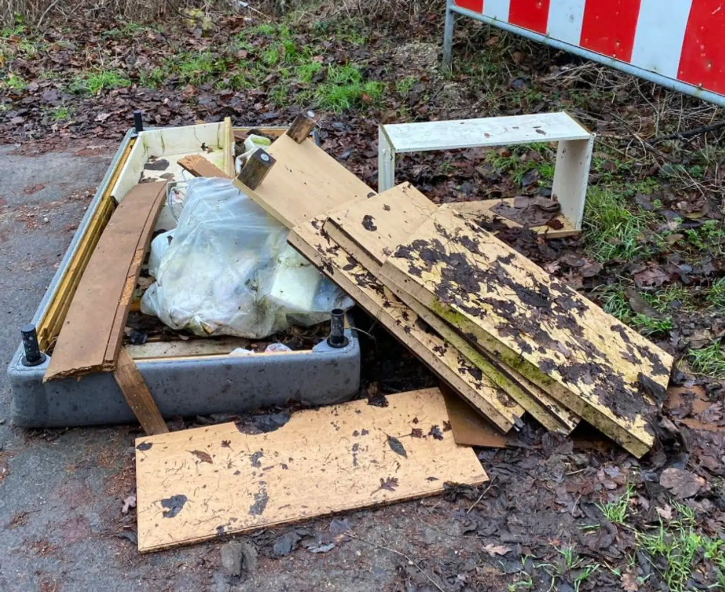 Det er især, når genbrugspladsen er lukket, at problemet forværre, lyder det fra nabo Jannie Schnor Mølgaard. Hun mener desuden i denne omgang, at der er tale om flere, som har smidt deres affald, fordi det var smidt forskellige steder denne gang.