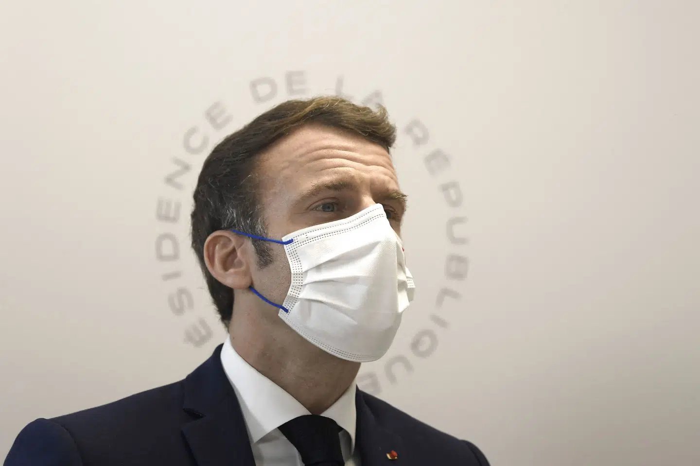 Emmanuel Macron har endnu ikke taget endelig stilling til, om han vil forsøge at blive genvalgt som Frankrigs præsident. Det siger han til avisen Le Parisien. Han forklarer det med, at håndteringen af coronasituationen aktuelt er hans hovedprioritet. Tirsdag registrerede Frankrig det højeste antal smittetilfælde hidtil under pandemien. (Arkivfoto). Nicolas Tucat/Ritzau Scanpix