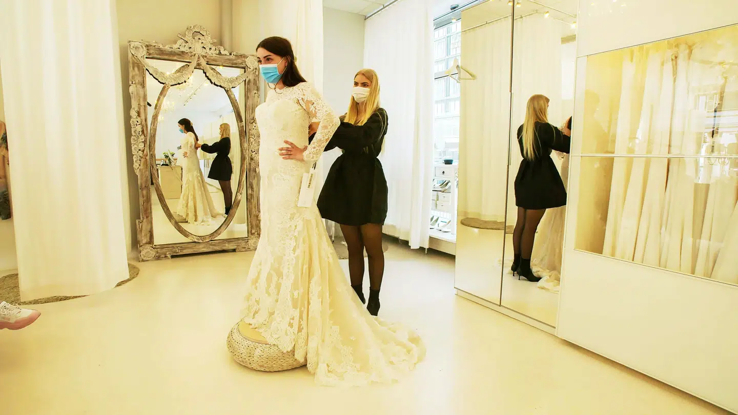 Maria Brask Mainz køber i sæsonpremieren på 'Årgang 20' en brudekjole, der er et par numre for lille. Hun håber, det vil motivere hende til at tabe sig.