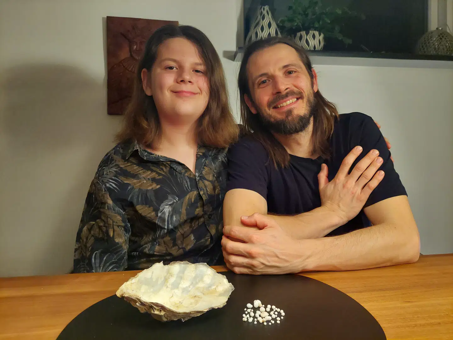 Milo og hans far Bo er meget glade for fangsten.