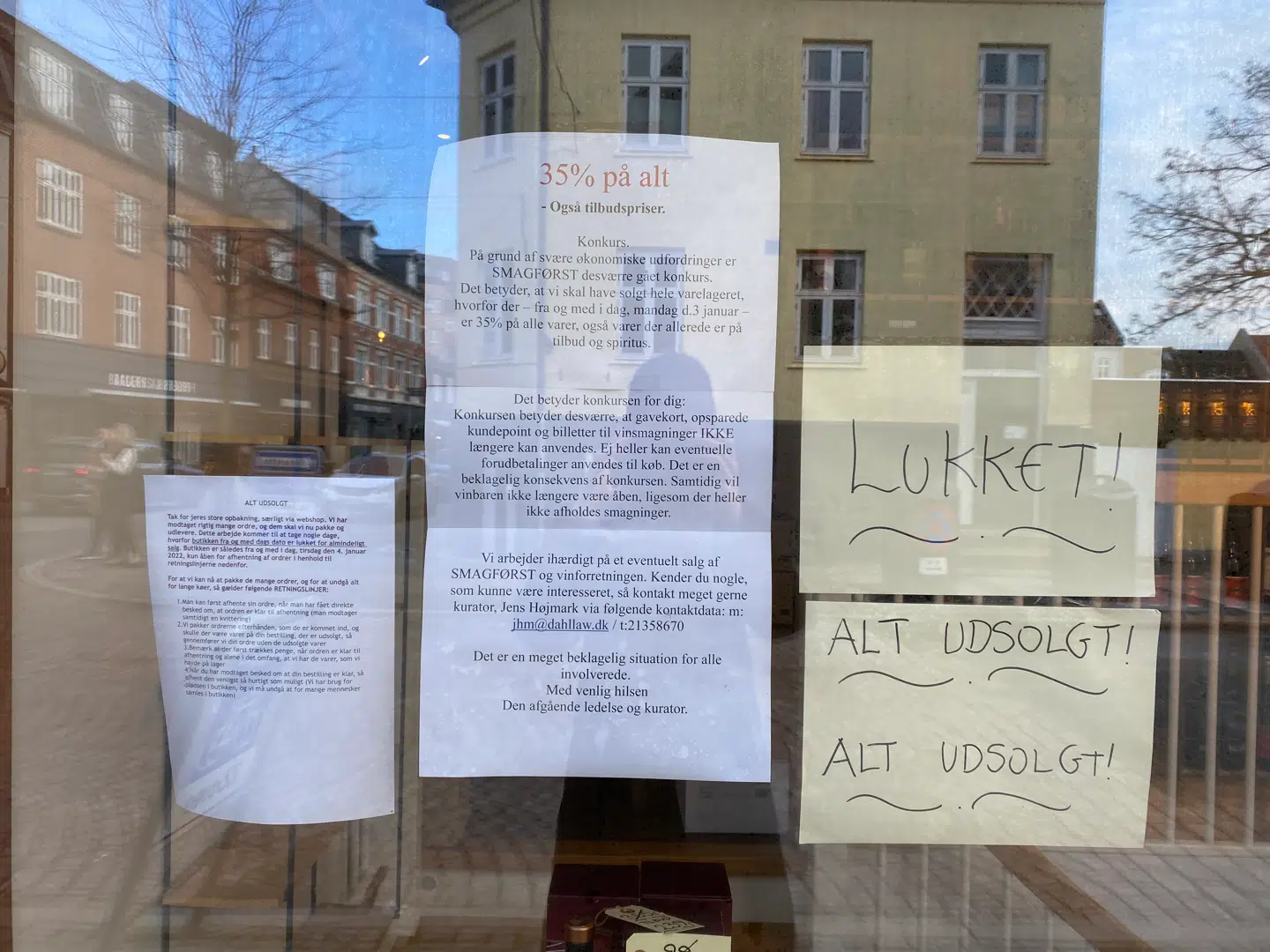 I vinduerne er der opsat skilte, hvor der står, at alt nu er udsolgt, og at butikken lukker.