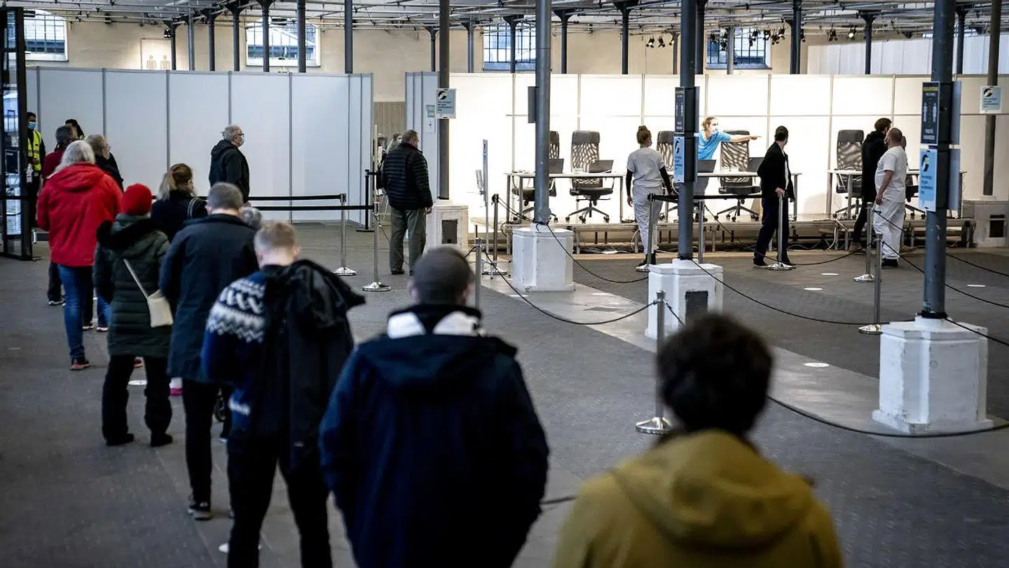 Folk står i kø i vaccinecenteret i Øksnehallen, der ligger ved Halmtorvet på Vesterbro i København. Arkivfoto.