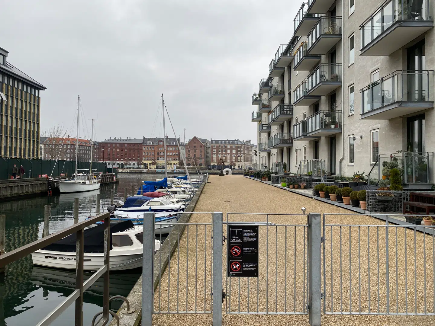 Hegnet ved Det hvide snit afholder fodgængere fra at bruge stien rundt om boligerne.