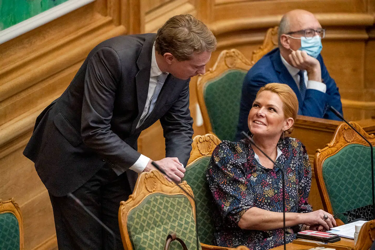 Folketinget stemmer om, hvorvidt Inger Støjberg er værdig til at sidde i Folketinget, efter hun blev dømt ved Rigsretten. Inger Støjberg taler med Morten Messerschmidt (DF).