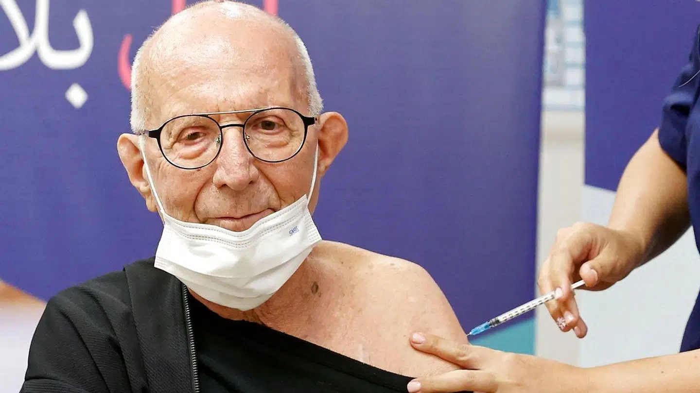 Danmark er fortsat i gang med at give det tredje stik af coronavaccinen til folk over 18 år, mens man i Israel er gået i gang med det fjerde stik til folk over 60 år samt sundhedspersonale. Her er det en mand i Israel, der får sit fjerde stik.