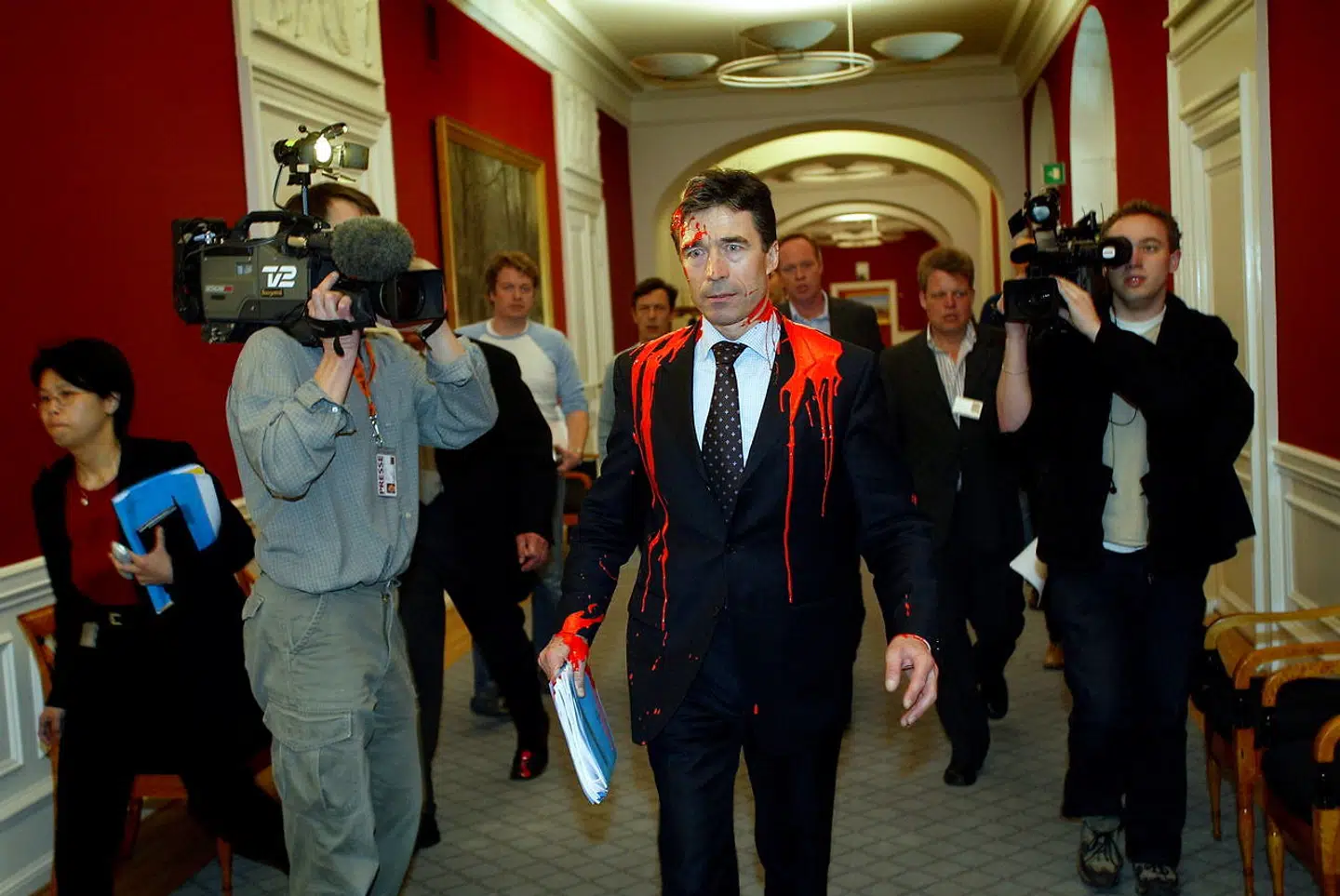 Anders Fogh Rasmussen blev i 2003 overhældt med maling af to aktivister. Nu siger den ene af dem undskyld til den tidligere statsminister i podcasten 'I stolen hos Henri'.