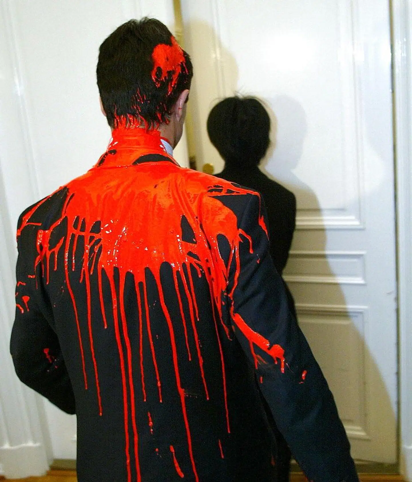 Anders Fogh Rasmussen blev i 2003 overhældt med maling af to aktivister. Nu siger den ene af dem undskyld til den tidligere statsminister i podcasten 'I stolen hos Henri'.