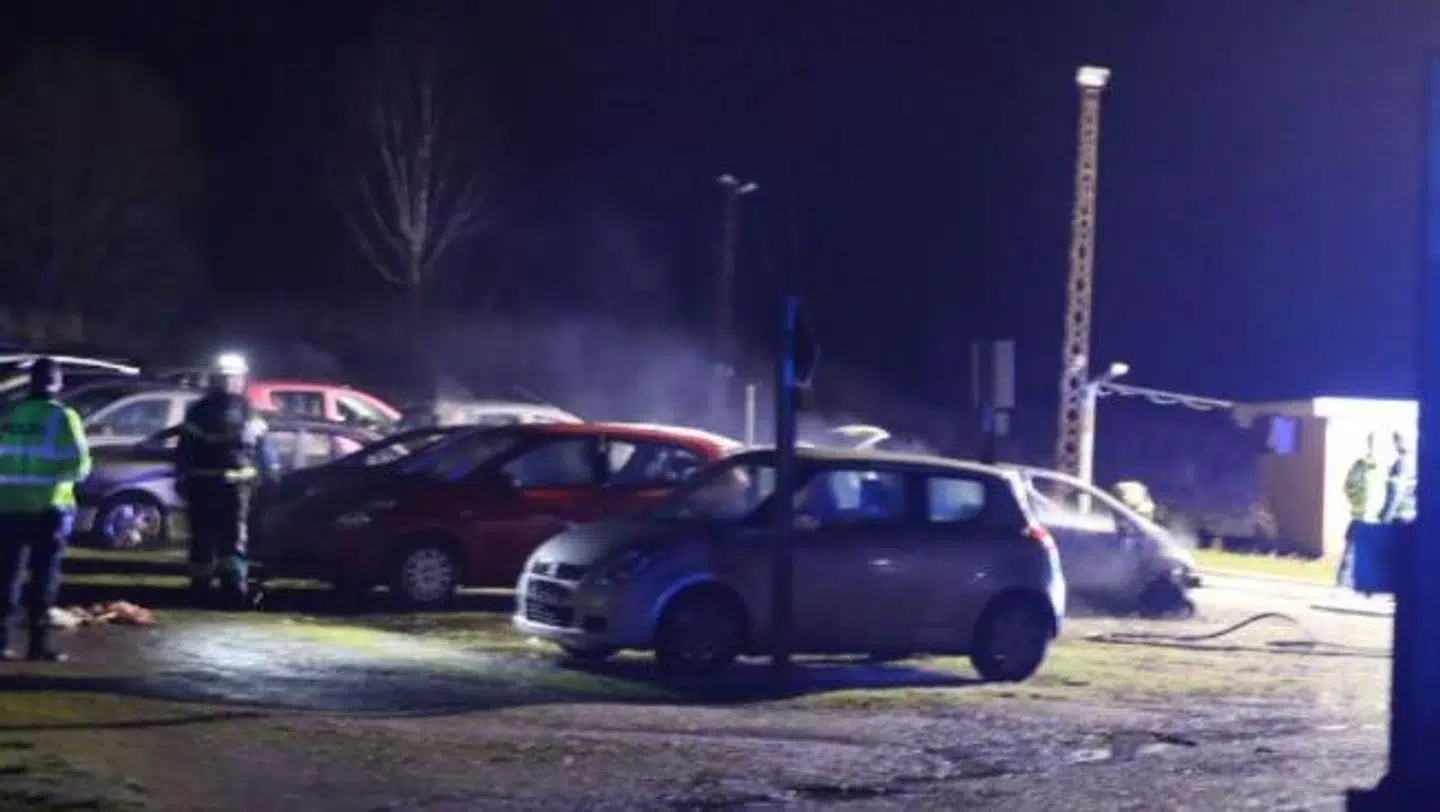 Sent søndag aften brød i alt otte biler i brand på en parkeringsplads. Foto: Presse-fotos.dk.