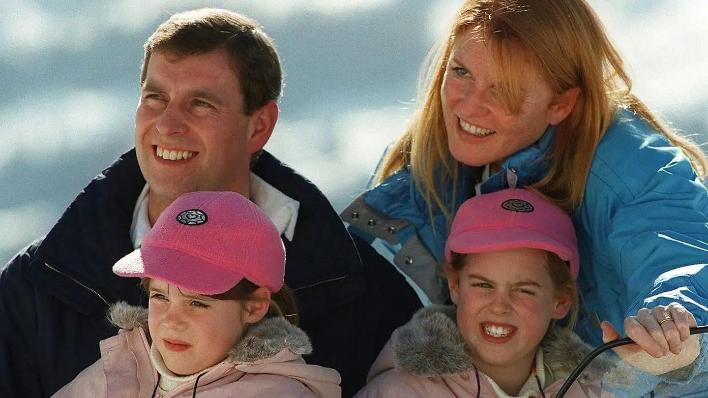 Prins Andrew og Sarah Ferguson ses her, da deres børn var små, på en skiferie i Verbier.