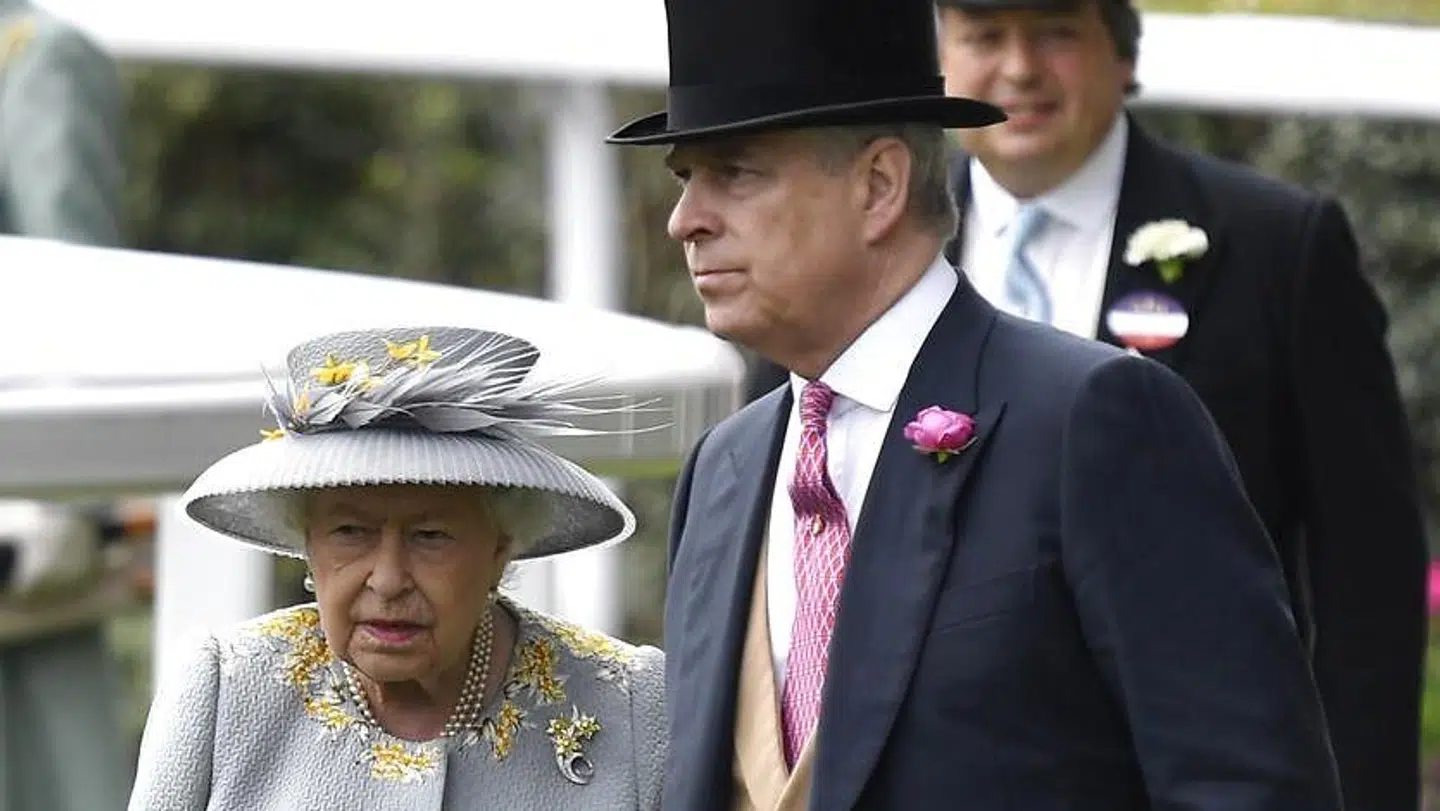 Prins Andrew med sin mor, dronning Elizabeth.