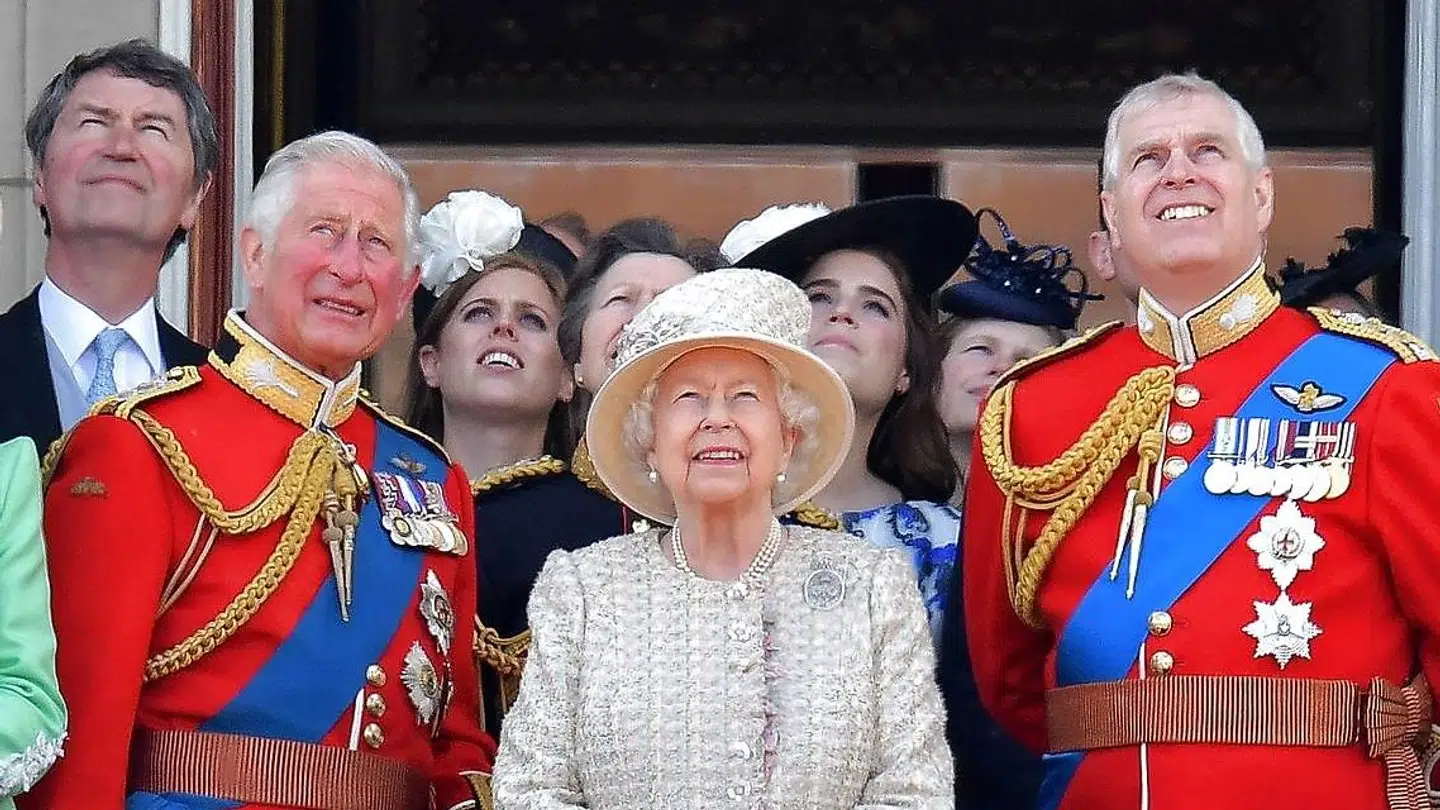 Prins Andrew med sin mor og storebror, prins Charles.